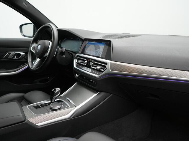 BMW 3-SERIE Touring 330e M Sport Plug In Hybrid 293pk Dealer O.H PHEV | Trekhaak Af Fabriek | Panodak | 360 Camera | Alcantara Sportstoelen Memory & Verwarmd | Apple Carplay | Sfeerverlichting | Virtual | Blis | Navigatie | DAB |