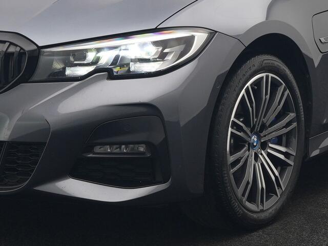 BMW 3-SERIE Touring 330e M Sport Plug In Hybrid 293pk Dealer O.H PHEV | Trekhaak Af Fabriek | Panodak | 360 Camera | Alcantara Sportstoelen Memory & Verwarmd | Apple Carplay | Sfeerverlichting | Virtual | Blis | Navigatie | DAB |