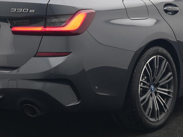 BMW 3-SERIE Touring 330e M Sport Plug In Hybrid 293pk Dealer O.H PHEV | Trekhaak Af Fabriek | Panodak | 360 Camera | Alcantara Sportstoelen Memory & Verwarmd | Apple Carplay | Sfeerverlichting | Virtual | Blis | Navigatie | DAB |