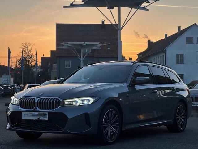 BMW 3-SERIE Touring 330e M-SPORT ** ADAPT. LED, LEDER, NAVI+, PANORAMA, TREKH, 19-inch LMV, H&K SOUND ** 1e EIG - UNFALLFREI ** ** INFORMEER OOK NAAR ONZE AANTREKKELIJKE FINANCIAL-LEASE TARIEVEN **