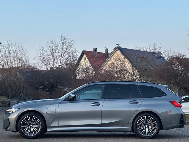 BMW 3-SERIE Touring 330e M-SPORT ** ADAPT. LED, LEDER, NAVI+, PANORAMA, TREKH, 19-inch LMV, H&K SOUND ** 1e EIG - UNFALLFREI ** ** INFORMEER OOK NAAR ONZE AANTREKKELIJKE FINANCIAL-LEASE TARIEVEN **