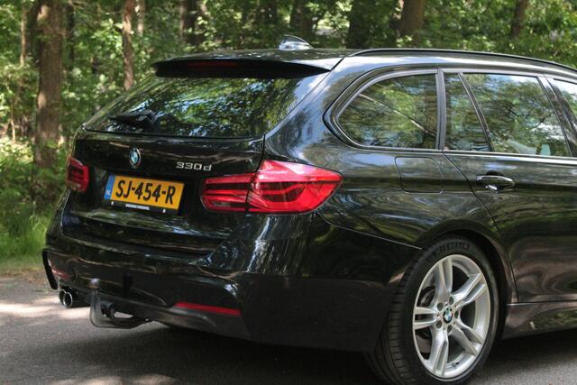 BMW 3-SERIE Touring 330D High Executive | Pano | Trekhaak | 360° camera