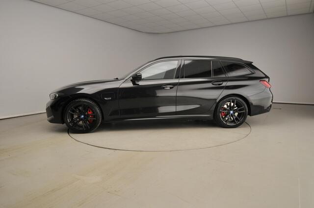 BMW 3-SERIE Touring 330e xDrive | M-Sportpakket | LED | Leder | HUD | Schuifdak | Elektr. zetels | Sportstoelen | DAB | Harman-kardon sound | Alu 19 inch