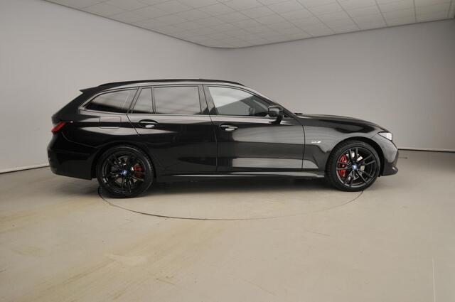 BMW 3-SERIE Touring 330e xDrive | M-Sportpakket | LED | Leder | HUD | Schuifdak | Elektr. zetels | Sportstoelen | DAB | Harman-kardon sound | Alu 19 inch