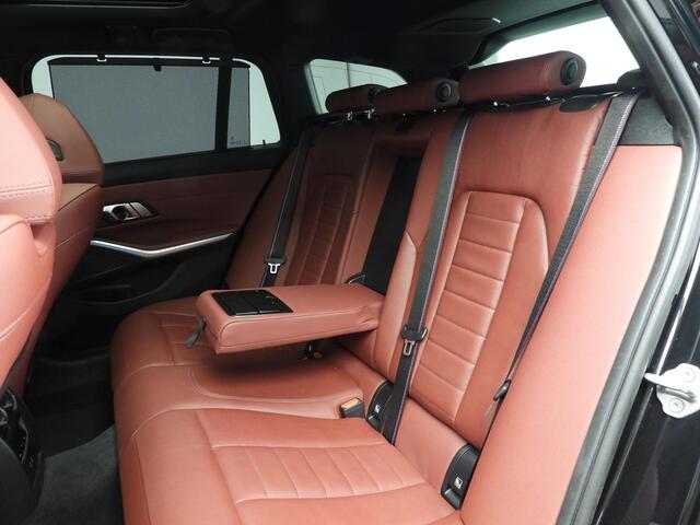 BMW 3-SERIE Touring 330e xDrive | M-Sportpakket | LED | Leder | HUD | Schuifdak | Elektr. zetels | Sportstoelen | DAB | Harman-kardon sound | Alu 19 inch