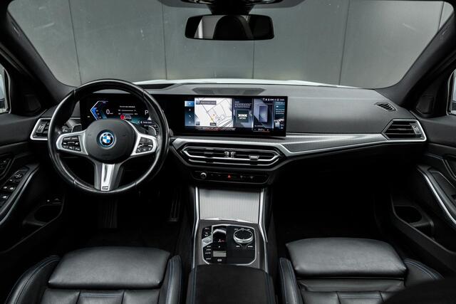 BMW 3-SERIE Touring 330e | M-Pakket | Panoramadak | HUD | Curved Display | Sportstoelen | Adaptieve Cruise Control | Ele. verstelbare stoelen + Geheugen | Camera | DAB | Apple CarPlay/Android Auto | LED |