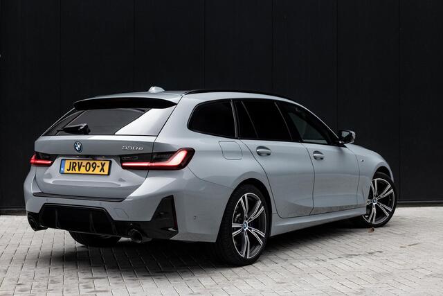 BMW 3-SERIE Touring 330e | M-Pakket | Panoramadak | HUD | Curved Display | Sportstoelen | Adaptieve Cruise Control | Ele. verstelbare stoelen + Geheugen | Camera | DAB | Apple CarPlay/Android Auto | LED |