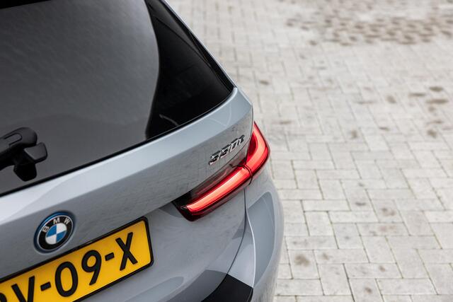 BMW 3-SERIE Touring 330e | M-Pakket | Panoramadak | HUD | Curved Display | Sportstoelen | Adaptieve Cruise Control | Ele. verstelbare stoelen + Geheugen | Camera | DAB | Apple CarPlay/Android Auto | LED |