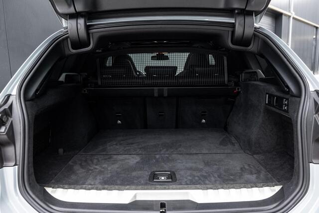 BMW 3-SERIE Touring 330e | M-Pakket | Panoramadak | HUD | Curved Display | Sportstoelen | Adaptieve Cruise Control | Ele. verstelbare stoelen + Geheugen | Camera | DAB | Apple CarPlay/Android Auto | LED |