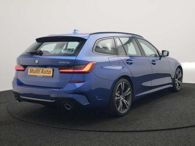 BMW 3-SERIE Touring 330e M Sport Plug In Hybrid 293pk Dealer O.H. PHEV | Panodak | Head Up | Laser LED | Adaptief Onderstel | Camera | Alcantara Sportstoelen Memory & Verwarmd | Sfeerverlichting | Apple Carplay | Keyless | Blis | 19"L.M | Virtual | DAB |