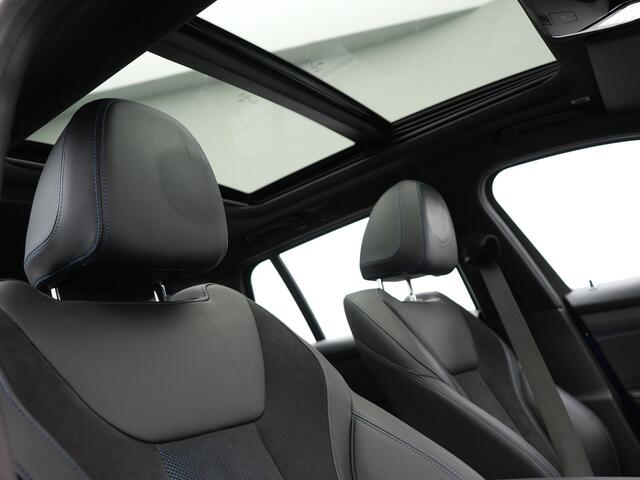BMW 3-SERIE Touring 330e M Sport Plug In Hybrid 293pk Dealer O.H. PHEV | Panodak | Head Up | Laser LED | Adaptief Onderstel | Camera | Alcantara Sportstoelen Memory & Verwarmd | Sfeerverlichting | Apple Carplay | Keyless | Blis | 19"L.M | Virtual | DAB |