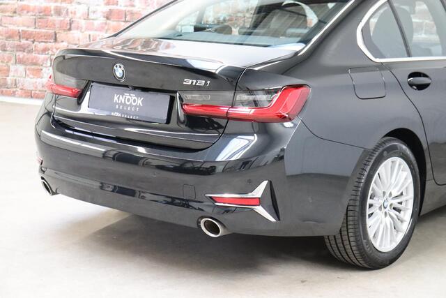 BMW 3-SERIE Sedan 318i High Executive Luxury Line Automaat / Live Cockpit Professional / Sportstoelen / Hifi / Leder / Neerklapbare Achterbank / Stoelverwarming / Climate Control / 17 Inch / Sfeerverlichting / LED Chrome Line