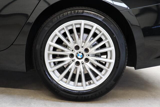 BMW 3-SERIE Sedan 318i High Executive Luxury Line Automaat / Live Cockpit Professional / Sportstoelen / Hifi / Leder / Neerklapbare Achterbank / Stoelverwarming / Climate Control / 17 Inch / Sfeerverlichting / LED Chrome Line