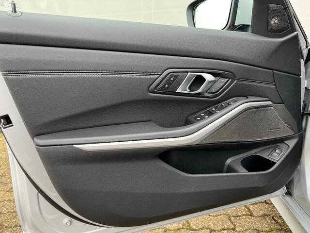 BMW 3-SERIE 320i | 184 PK | NL auto | Laser | Panoramadak | Bijzonder compleet! | 68dkm !