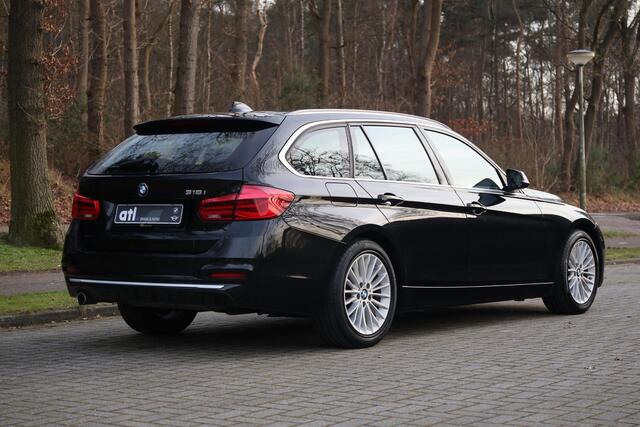 BMW 3-SERIE Touring 318i Luxury Edition AUT | Org. NL | Leder | Navi Pro | LED | Stoelverwarming | Clima | PDC v+a | Alarm kl.3 | Etc.