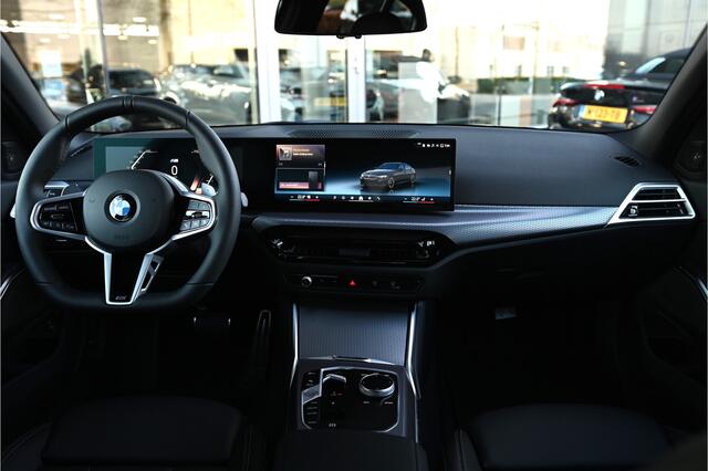 BMW 3-SERIE 318i M Sport Automaat / Trekhaak / Sportstoelen / Achteruitrijcamera / M Sportonderstel / Comfort Access / Stuurverwarming / Adaptieve LED / Harman Kardon / Widescreen Display