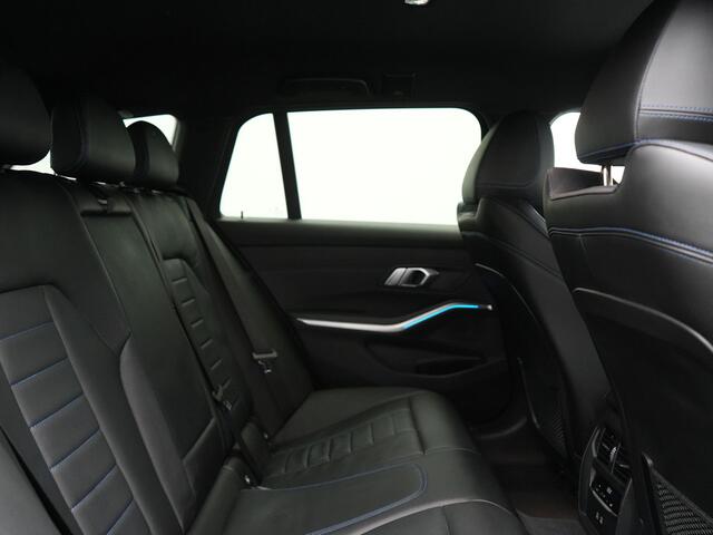 BMW 3-SERIE Touring 330e M Sport Plug In Hybrid 293pk Dealer O.H. PHEV | Head Up | Camera | Laser LED | Sfeerverlichting | Vernasca Lederen Sportstoelen & Stuur Verwarmd | Apple Carplay | Keyless | Blis | 19"L.M | Virtual | Navigatie | DAB |