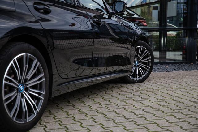 BMW 3-SERIE Touring 330e High Executive M-Sport , Adap. cruise, Trekhaak, Stoel/stuurverwarming,