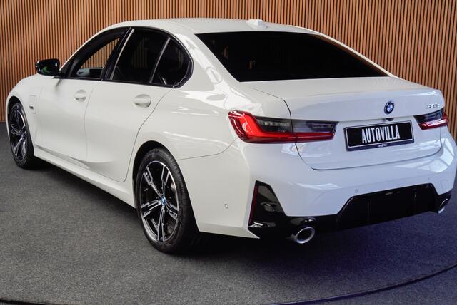 BMW 3-SERIE 320e M-sport HUD Leer Navi Camera ACC Matrix LED Laser PDC Virtual Climate (3-zone) Zwarte binnenhemel Sportstoelen LM velgen Facelift model! BTW auto!