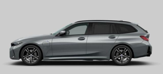 BMW 3-SERIE Touring 330e M Sport - Elektrisch verstelbare/verwarmde stoelen - Comfort Access - Parking Assistant Plus - Active Cruise Control - Getinte Ruiten - zonneschermen achterportierramen -