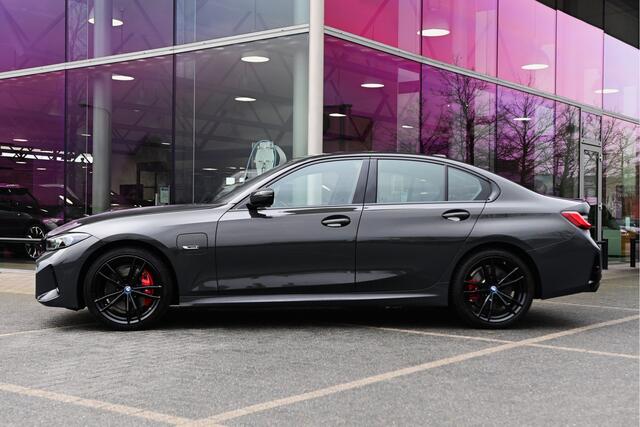 BMW 3-SERIE 330e High Executive M Sport Automaat / Sportstoelen / M Adaptief onderstel / Achteruitrijcamera / Adaptieve LED / Active Cruise Control / Harman Kardon