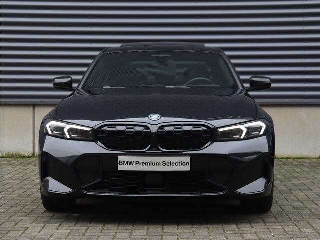 BMW 3-SERIE Sedan 330e | M Sportpakket Pro | Panodak | Head-Up | Driving Assistant Prof. | Harman Kardon | Elektr. Stoelen | Parking Assistant Plus | 19'' LMV