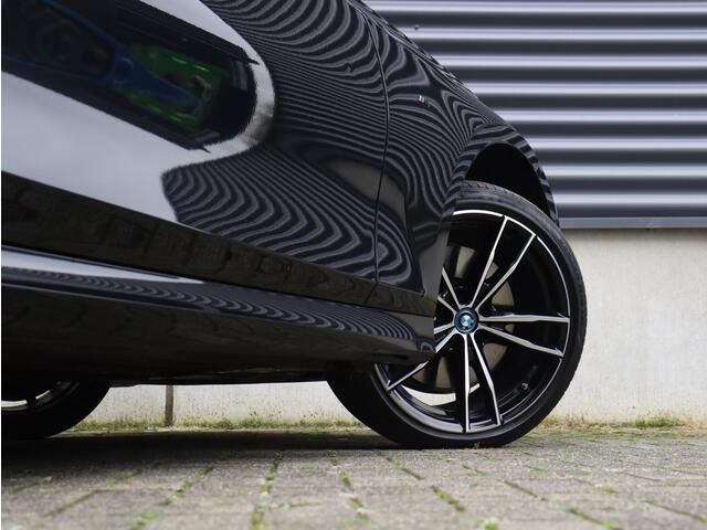BMW 3-SERIE Sedan 330e | M Sportpakket Pro | Panodak | Head-Up | Driving Assistant Prof. | Harman Kardon | Elektr. Stoelen | Parking Assistant Plus | 19'' LMV