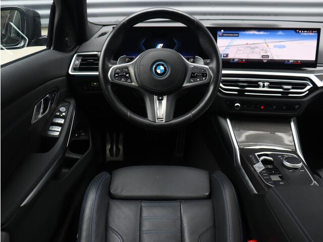BMW 3-SERIE Sedan 330e | M Sportpakket Pro | Panodak | Head-Up | Driving Assistant Prof. | Harman Kardon | Elektr. Stoelen | Parking Assistant Plus | 19'' LMV