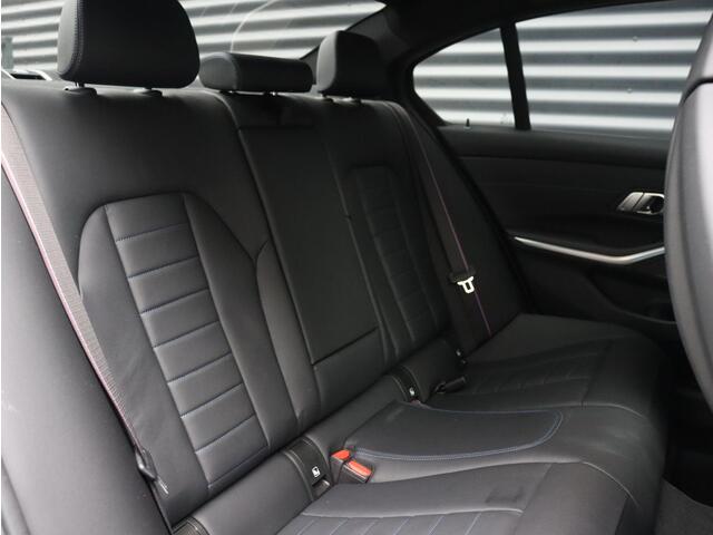 BMW 3-SERIE Sedan 330e | M Sportpakket Pro | Panodak | Head-Up | Driving Assistant Prof. | Harman Kardon | Elektr. Stoelen | Parking Assistant Plus | 19'' LMV