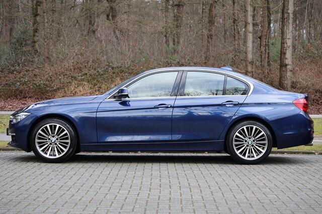 BMW 3-SERIE 318i Luxury Edition AUT | Leder | Navi Pro | LED | Camera | Stoelverwarm. | Hifi | Clima | Alarm kl.3 | PDC v+a | Etc.