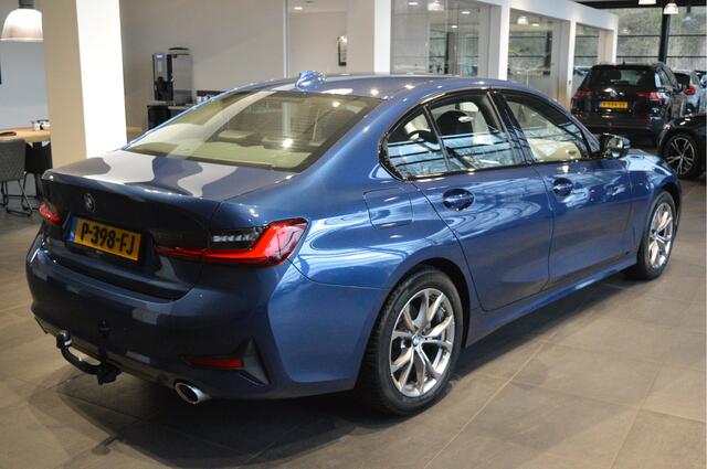 BMW 3-SERIE 318i Edition navi clima cruise led pdc trekhaak 157 pk !!