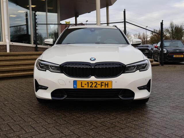BMW 3-SERIE Touring 320d HIGH EXECUTIVE SPORTLINE 190 PK AUT. *ALPINWEISS* + ELEK. TREKHAAK | LASER LED | 18 INCH | STOEL/STUURWIELVERW.