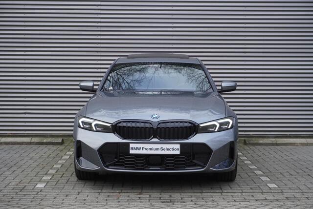BMW 3-SERIE 330e Sedan M Sportpakket Pro | Comfort Pack | Elektrisch bediend glazen schuif-/kanteldak | Driving Assistant Professional | HiFi System | Extra getint glas