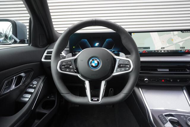 BMW 3-SERIE 330e Sedan M Sportpakket Pro | Comfort Pack | Elektrisch bediend glazen schuif-/kanteldak | Driving Assistant Professional | HiFi System | Extra getint glas