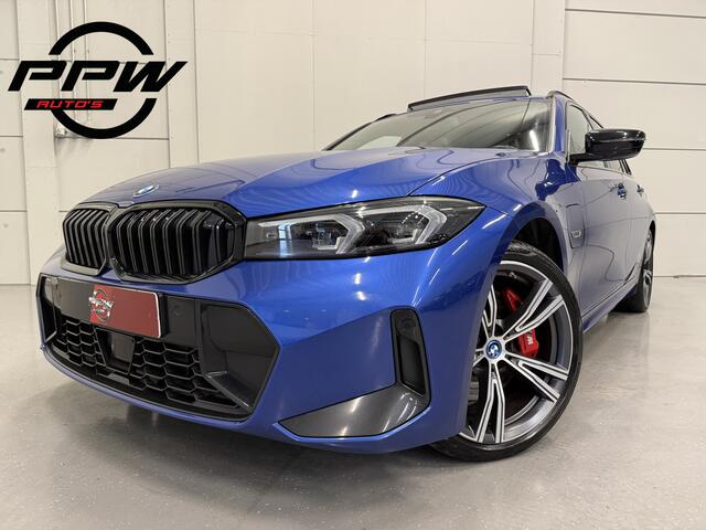 BMW 3-SERIE Touring 330e M-Sport Facelift LONG RANGE PANO/TREKHAAK/HEAD-UP/ACC/MEMORY/CAMERA/KEYLESS/19"M-SPORT BREEDSET/PORTIMAO-BLAU METALLIC/VOLLEDIG BMW DEALER HISTORIE
