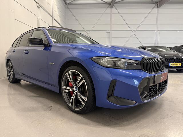 BMW 3-SERIE Touring 330e M-Sport Facelift LONG RANGE PANO/TREKHAAK/HEAD-UP/ACC/MEMORY/CAMERA/KEYLESS/19"M-SPORT BREEDSET/PORTIMAO-BLAU METALLIC/VOLLEDIG BMW DEALER HISTORIE