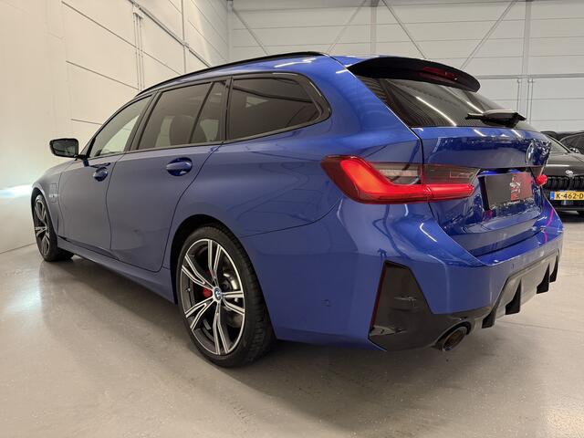 BMW 3-SERIE Touring 330e M-Sport Facelift LONG RANGE PANO/TREKHAAK/HEAD-UP/ACC/MEMORY/CAMERA/KEYLESS/19"M-SPORT BREEDSET/PORTIMAO-BLAU METALLIC/VOLLEDIG BMW DEALER HISTORIE