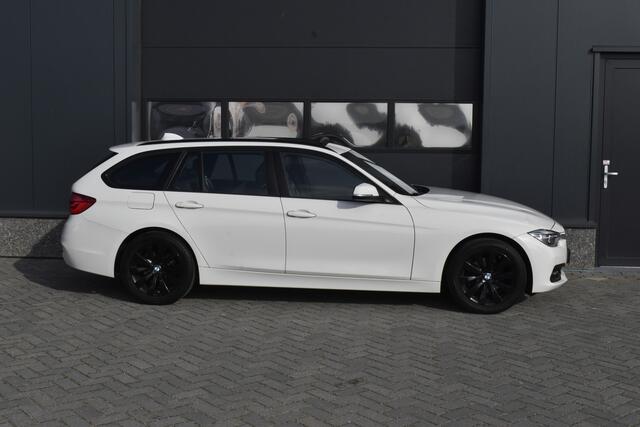 BMW 3-SERIE Touring 318i Corporate Lease High Executive Pano - Trekhaak - Leer - NAP