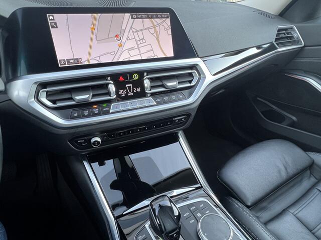 BMW 3-SERIE 318i 2.0 High Executive Edition Sportline Dravit Grau Live Cockpit Prof Vol Leder Stoelverwarming Shadow Line Led Sfeerverlichting Sportstoelen Apple Carplay Android Auto NL Auto