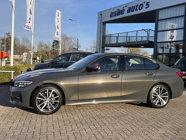 BMW 3-SERIE 318i 2.0 High Executive Edition Sportline Dravit Grau Live Cockpit Prof Vol Leder Stoelverwarming Shadow Line Led Sfeerverlichting Sportstoelen Apple Carplay Android Auto NL Auto