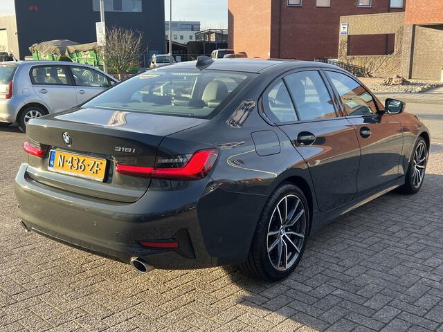 BMW 3-SERIE 318i 2.0 High Executive Edition Sportline Dravit Grau Live Cockpit Prof Vol Leder Stoelverwarming Shadow Line Led Sfeerverlichting Sportstoelen Apple Carplay Android Auto NL Auto