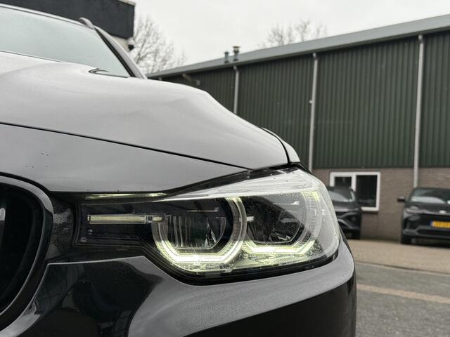 BMW 3-SERIE Touring 318i M Sport Corporate Lease HIGH EXEC.| 81.000KM!| ORIG. NL| LEER| ELEKTRISCHE ACHTERKLEP| AFNEEMBARE TREKHAAK| STOELVERWARMING| 19 INCH!| SUPER NETJES| RIJKLAARPRIJS INCL. 12 MND BOVAG GARANTIE