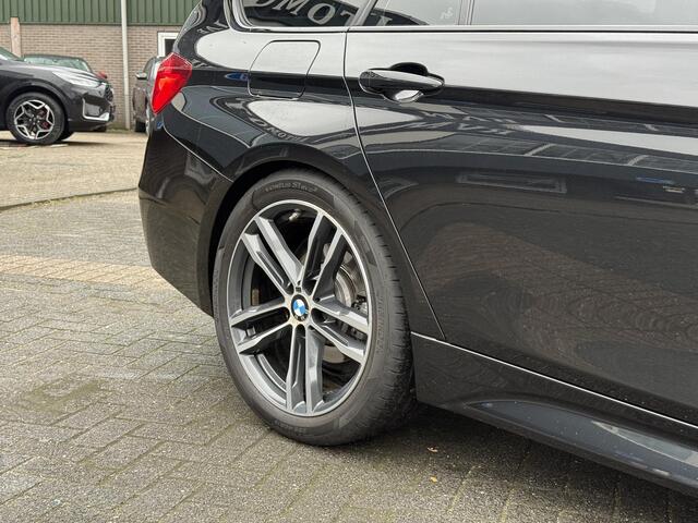 BMW 3-SERIE Touring 318i M Sport Corporate Lease HIGH EXEC.| 81.000KM!| ORIG. NL| LEER| ELEKTRISCHE ACHTERKLEP| AFNEEMBARE TREKHAAK| STOELVERWARMING| 19 INCH!| SUPER NETJES| RIJKLAARPRIJS INCL. 12 MND BOVAG GARANTIE