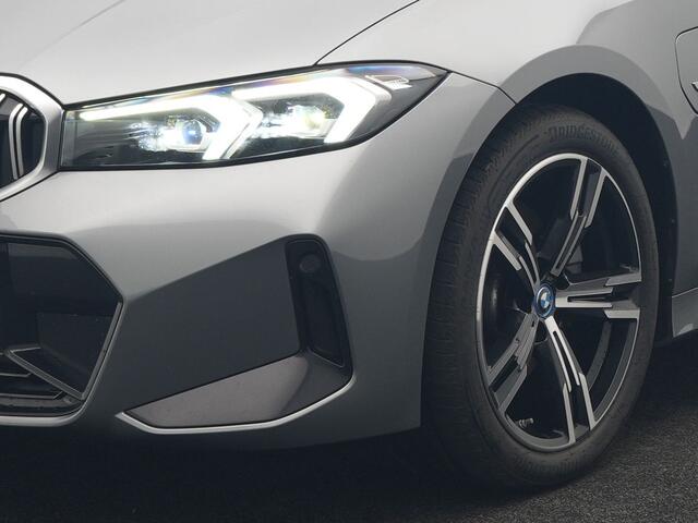 BMW 3-SERIE Touring 320e M Sport FACELIFT MODEL Plug In Hybrid Dealer O.H PHEV | Panodak | Trekhaak af Fabriek | Adaptive Cruise | Alcantara Sportstoelen Memory | Widescreen Navi | Keyless | Sfeerverlichting | Apple Carplay | 18"L.M |