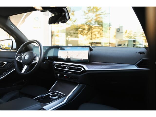 BMW 3-SERIE Touring 330e High Executive M Sport Automaat / Trekhaak / Panoramadak / Comfort Access / Adaptieve LED / Active Cruise Control / Parking Assistant Plus