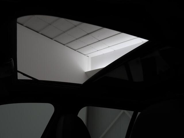 BMW 3-SERIE 318i M Sport | Panoramadak | Stoelverwarming | Leder/Alcantara | Carplay | Live Cockpit | Sportstoelen | Full LED | Navigatie | Parkeerhulp | Climate control