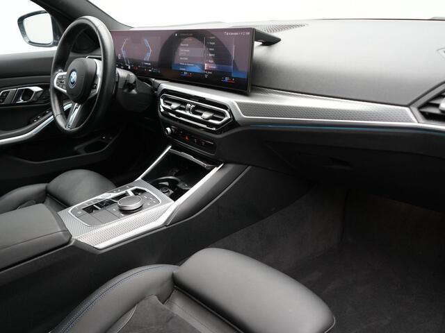 BMW 3-SERIE Touring 330e M Sport FACELIFT Plug In Hybrid 293pk Dealer O.H PHEV | Head Up | Alcantara Sportstoelen Memory | Widescreen Navi | Keyless | stuur & Stoelverwarming | Camera & Parkassist | Apple Carplay | Sfeerverlichting |