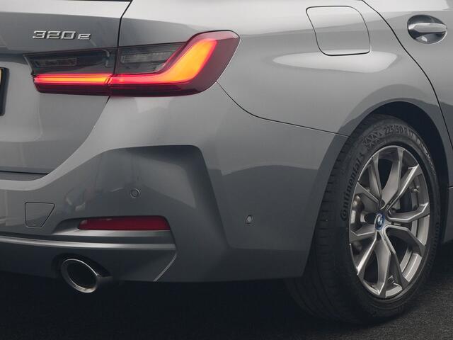 BMW 3-SERIE Touring 320e Sportline FACELIFT Plug In Hybrid Dealer O.H PHEV | Panodak | Widescreen Navi | Harman Kardon | Camera | Keyless | Stuurverwarming | Apple Carplay | BLIS |