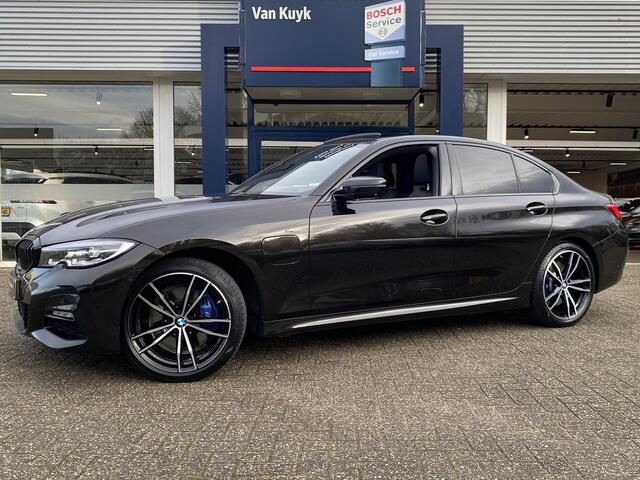 BMW 3-SERIE 330e M Sport High Executive / Automaat / NL-Auto / 55.000 Km / Dealer-Onderhouden / Vol-Leder / Schuif-Kanteldak / Head-Up Display / Digitaal Dashboard / LED / DAB / Apple-Carplay&Android-Auto / Navi / Rondom Camera's / Stuur+Stoelverwarming / Flippers / 