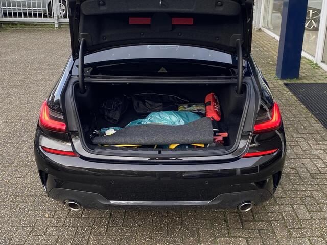 BMW 3-SERIE 330e M Sport High Executive / Automaat / NL-Auto / 55.000 Km / Dealer-Onderhouden / Vol-Leder / Schuif-Kanteldak / Head-Up Display / Digitaal Dashboard / LED / DAB / Apple-Carplay&Android-Auto / Navi / Rondom Camera's / Stuur+Stoelverwarming / Flippers / 